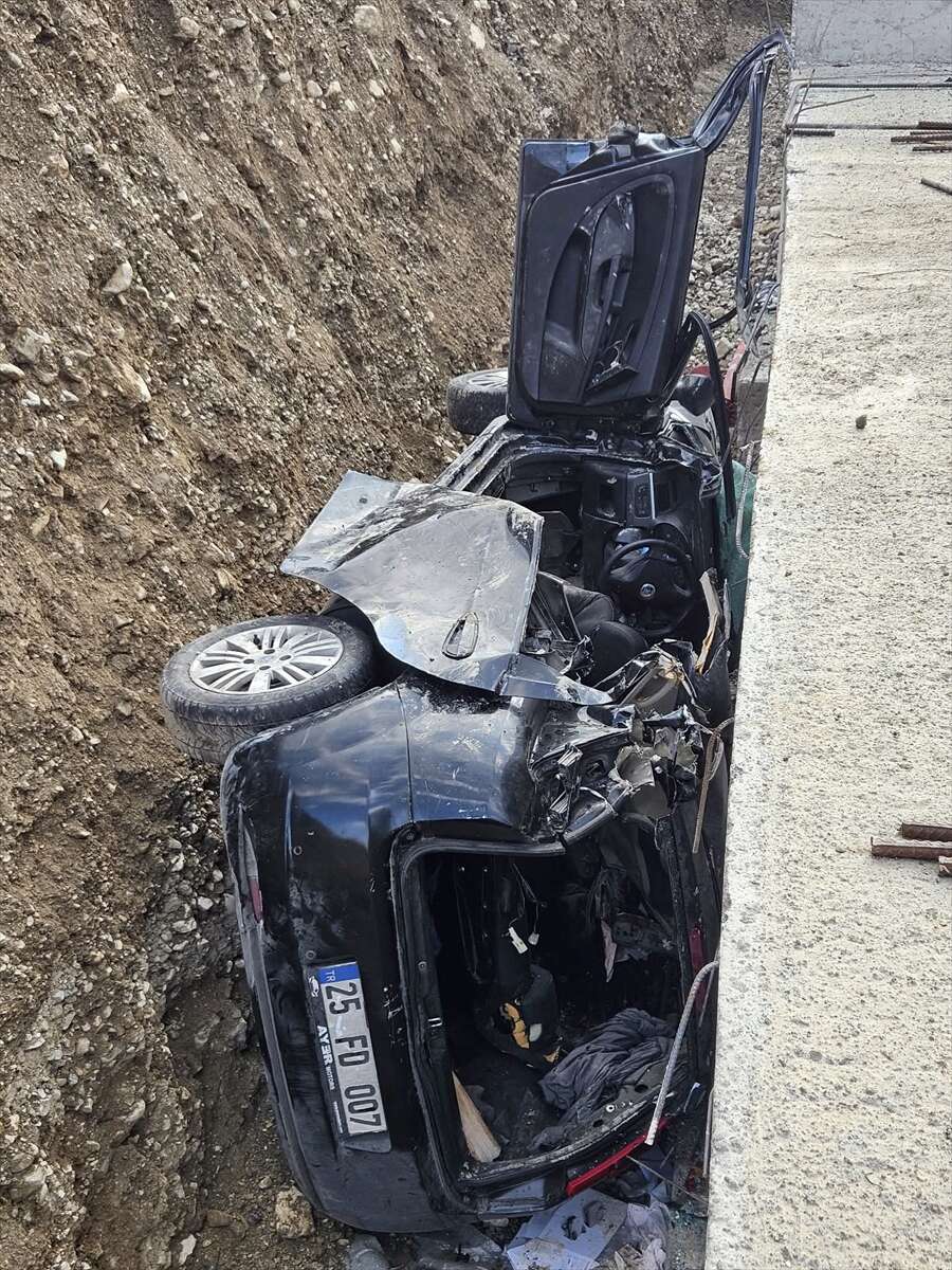 Otomobil yol çalışması yapılan alana düştü, 3 kişi hayatını kaybetti 1